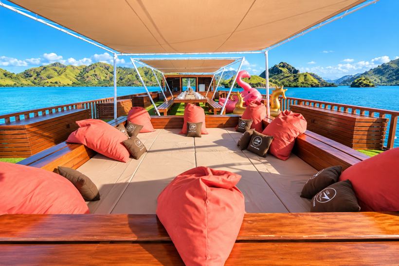 Komodo-Tagesausflug auf einem Luxusboot mit offenem Deck, 4 Stopps & Sonnenuntergang