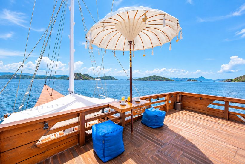 Labuan Bajo: 2-tägiger Komodo-Segeltörn mit privater Balkonkabine